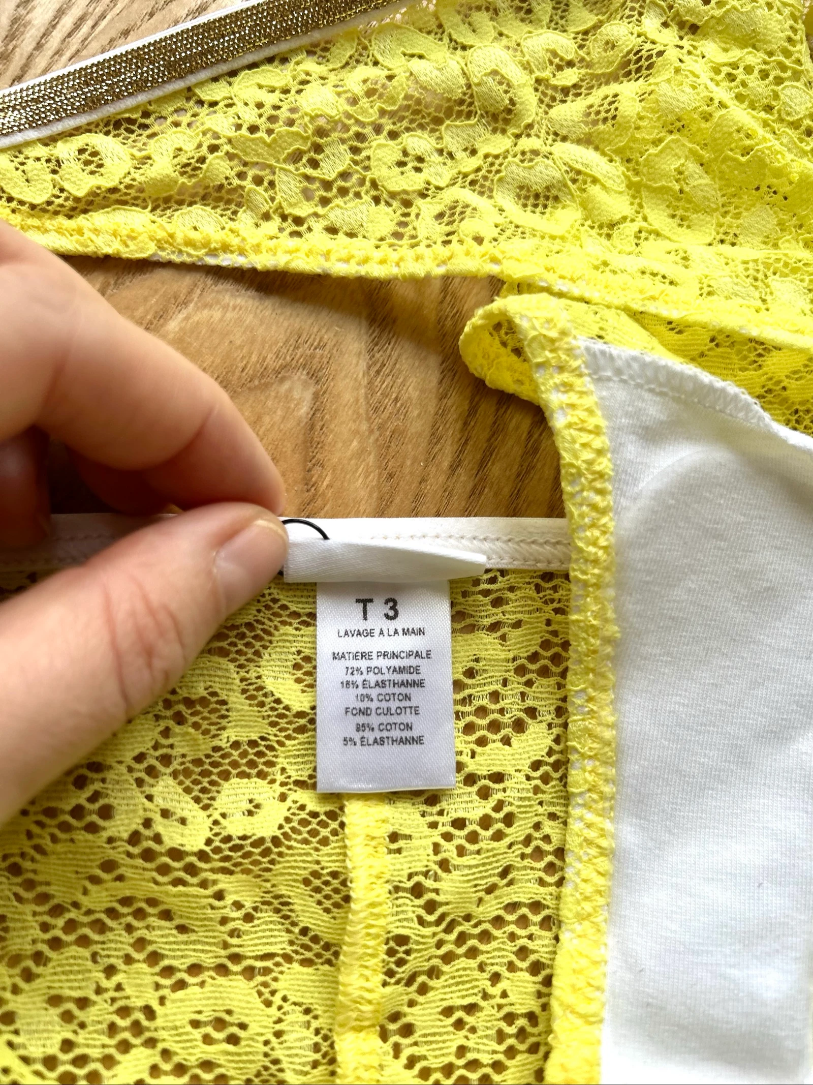 Conjunto de lingerie sutiã e tanga amarelo e dourado em poliamida La Nouvelle – photo 15